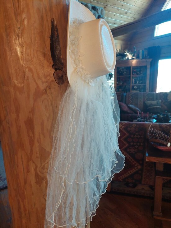Ivory western wedding hat with veil attached, comfort stretch band inside, sz L main image 7